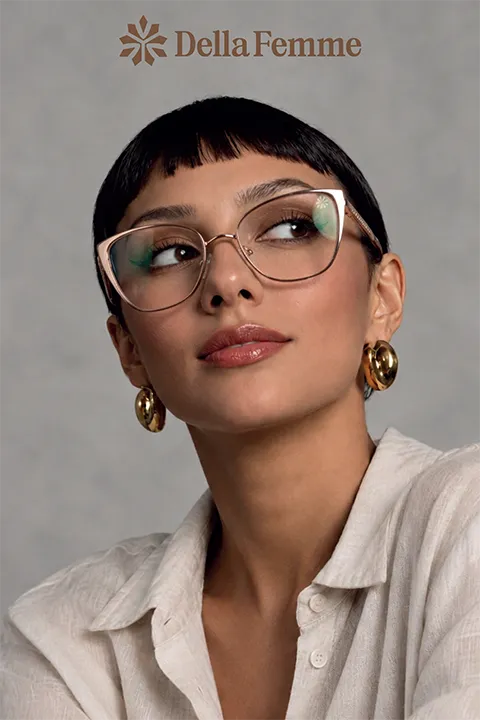Mulher usando armação elegante Della Femme